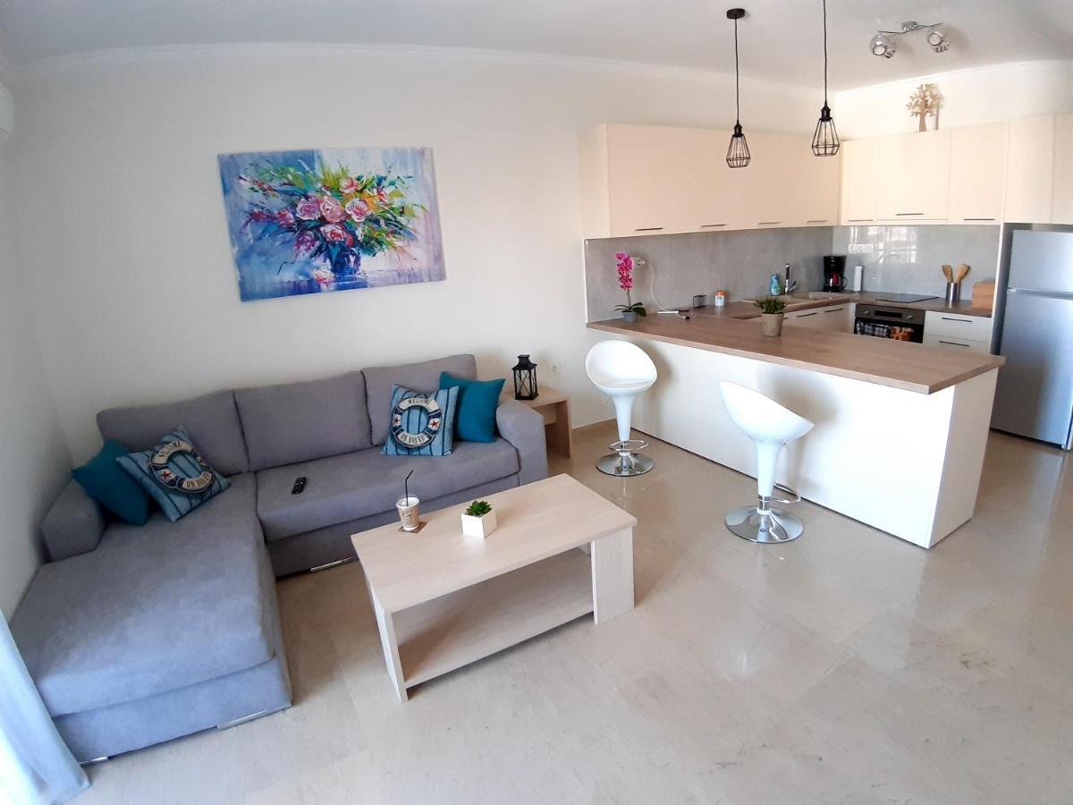 Central Apartment Near The Beach With Huge Private Terrace Loutráki Esterno foto