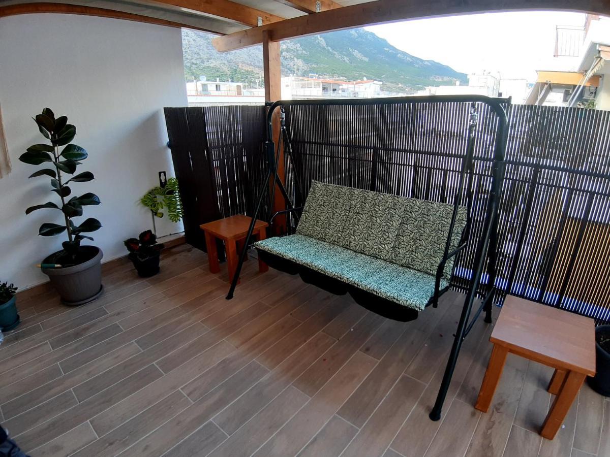 Central Apartment Near The Beach With Huge Private Terrace Loutráki Esterno foto