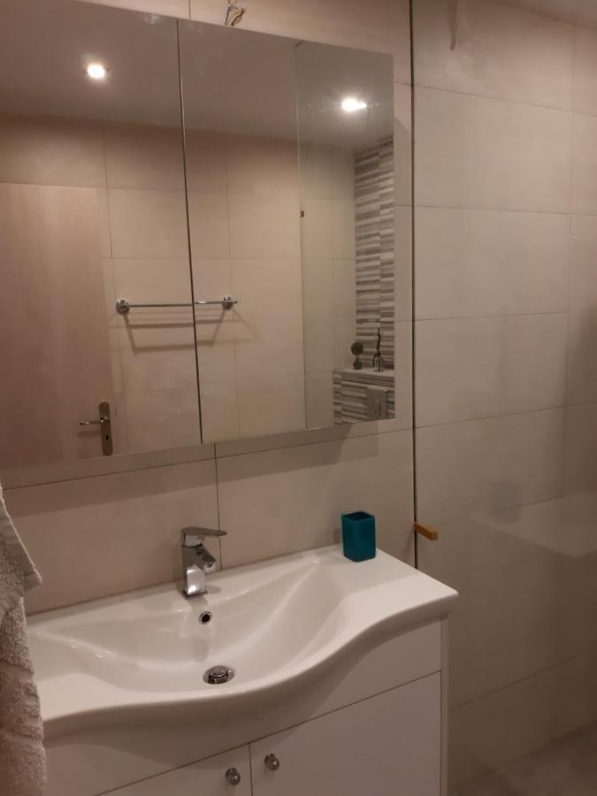 Central Apartment Near The Beach With Huge Private Terrace Loutráki Esterno foto