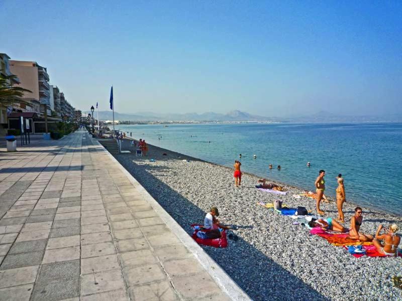 Central Apartment Near The Beach With Huge Private Terrace Loutráki Esterno foto