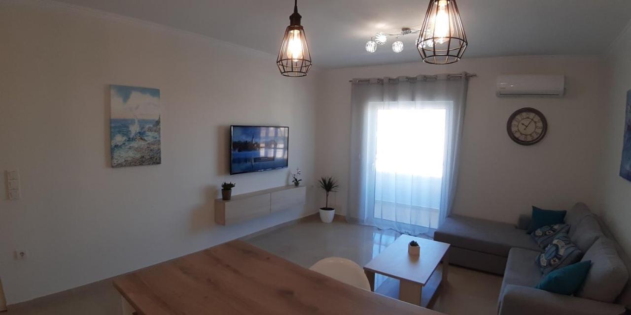 Central Apartment Near The Beach With Huge Private Terrace Loutráki Esterno foto