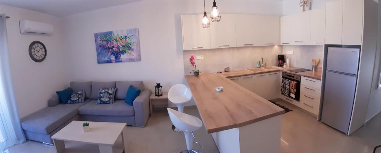 Central Apartment Near The Beach With Huge Private Terrace Loutráki Esterno foto