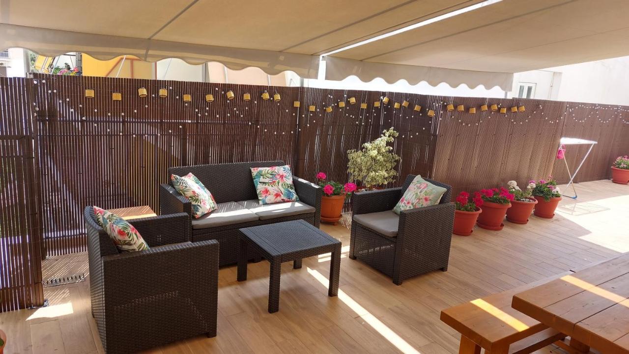 Central Apartment Near The Beach With Huge Private Terrace Loutráki Esterno foto